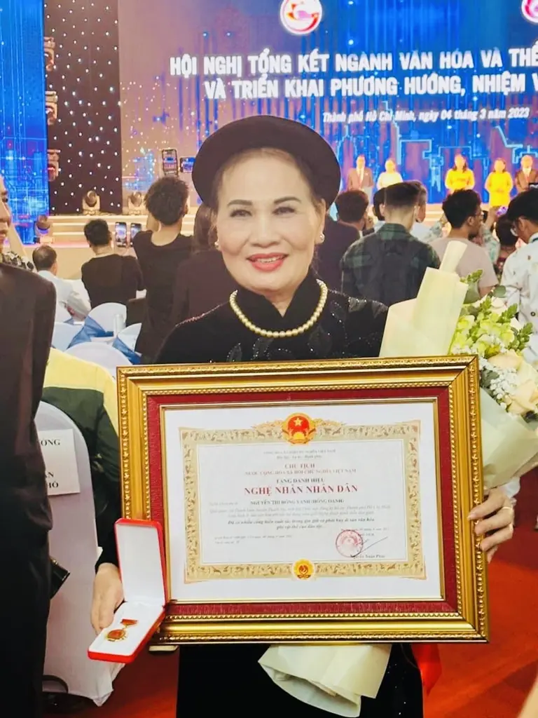 Nghệ nhân Hồng Oanh nhận danh hiệu Nghệ nhân Nhân dân của Chủ tịch nước