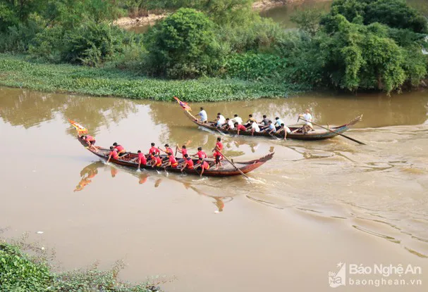 Hội đua thuyền trên sông Mộc tại Lễ hội Đền Ông Hoàng Mười