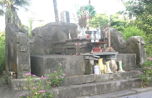 Bàn thờ khu mộ tại Lăng quận Mãn