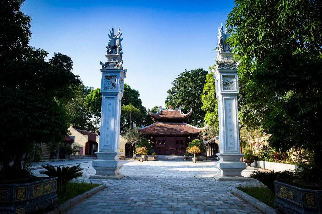 Không gian cảnh quan bên ngoài Đền Dương Liễu