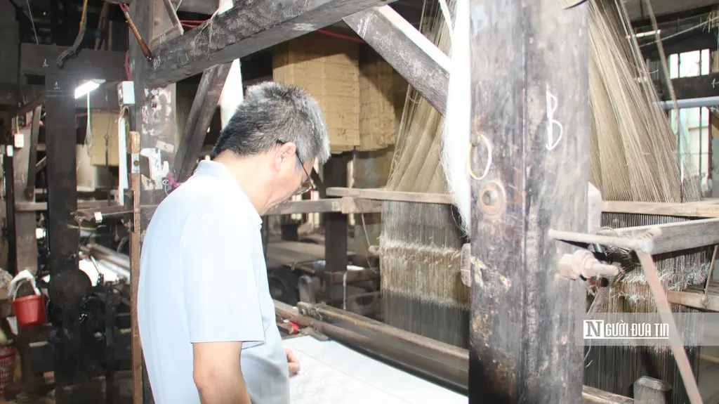 Ông Hiển quan sát hoa văn khi được dệt