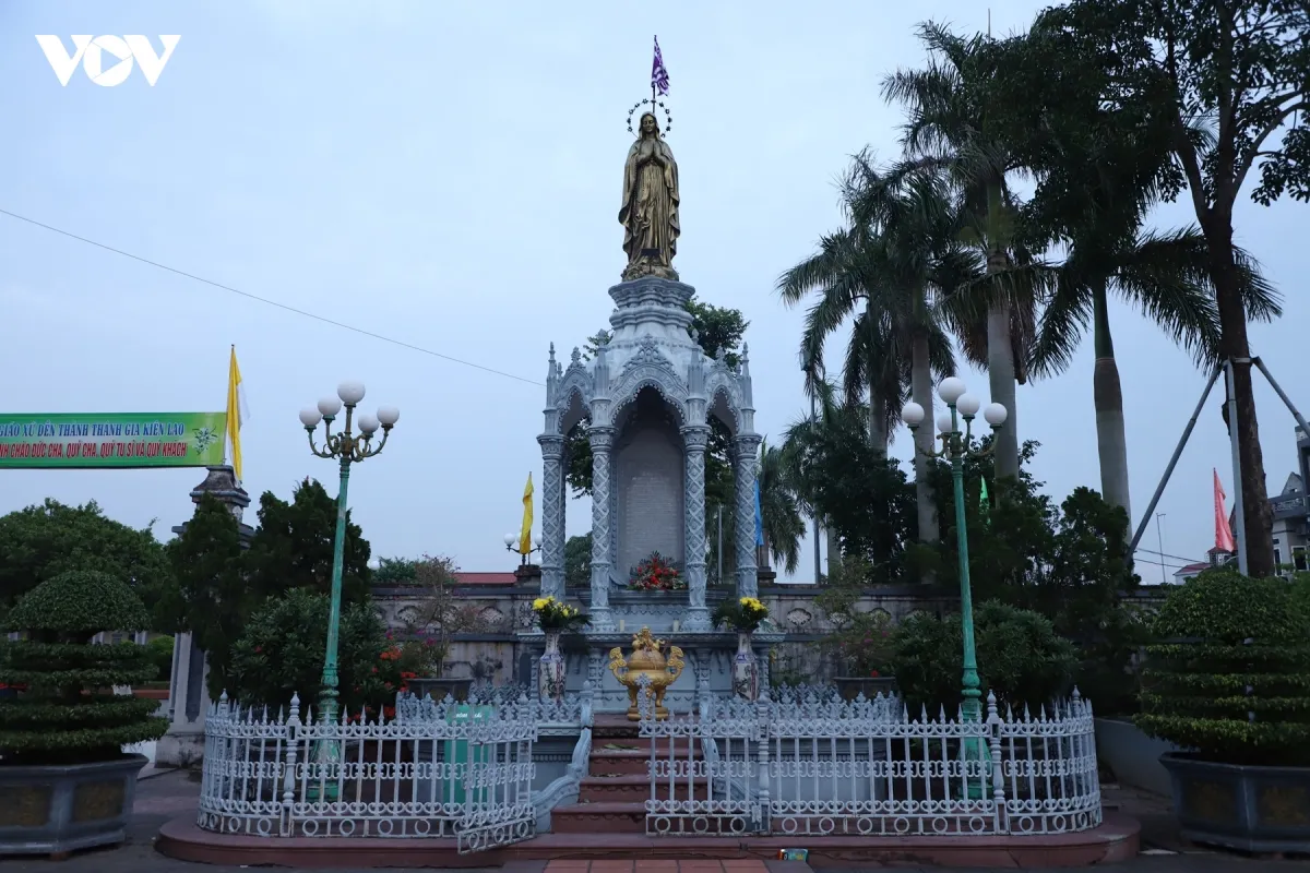 Khu lễ bên ngoài Đền Thánh Kiên Lao