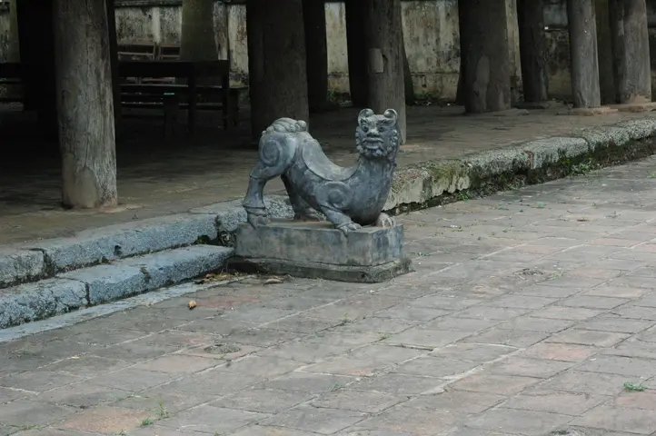 Nghê đá trước Đình Thanh Lũng