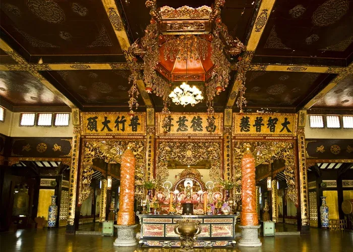 Không gian bên trong Chùa Vĩnh Nghiêm