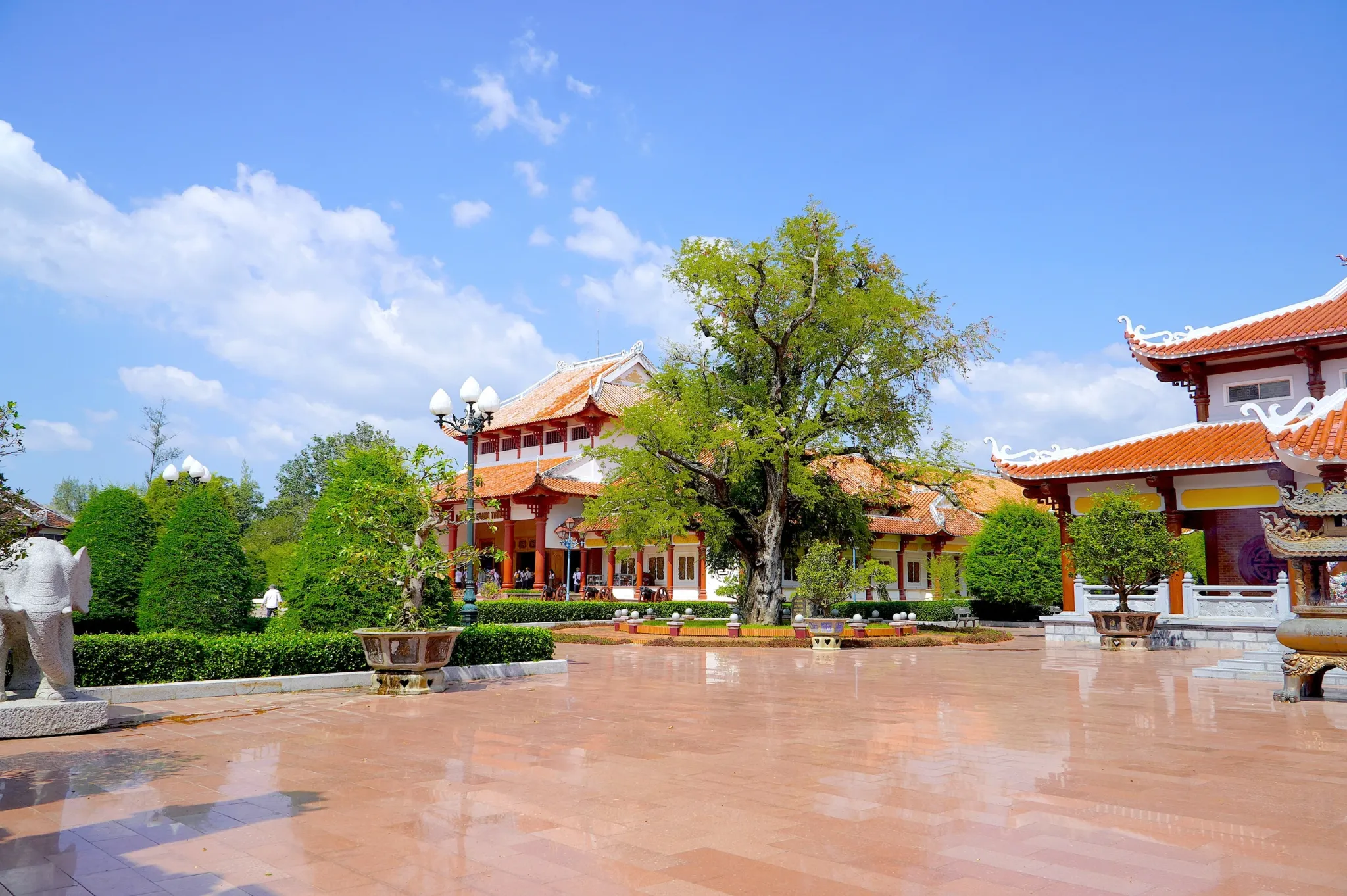 Khuôn viên Đền thờ Tây Sơn Tam Kiệt