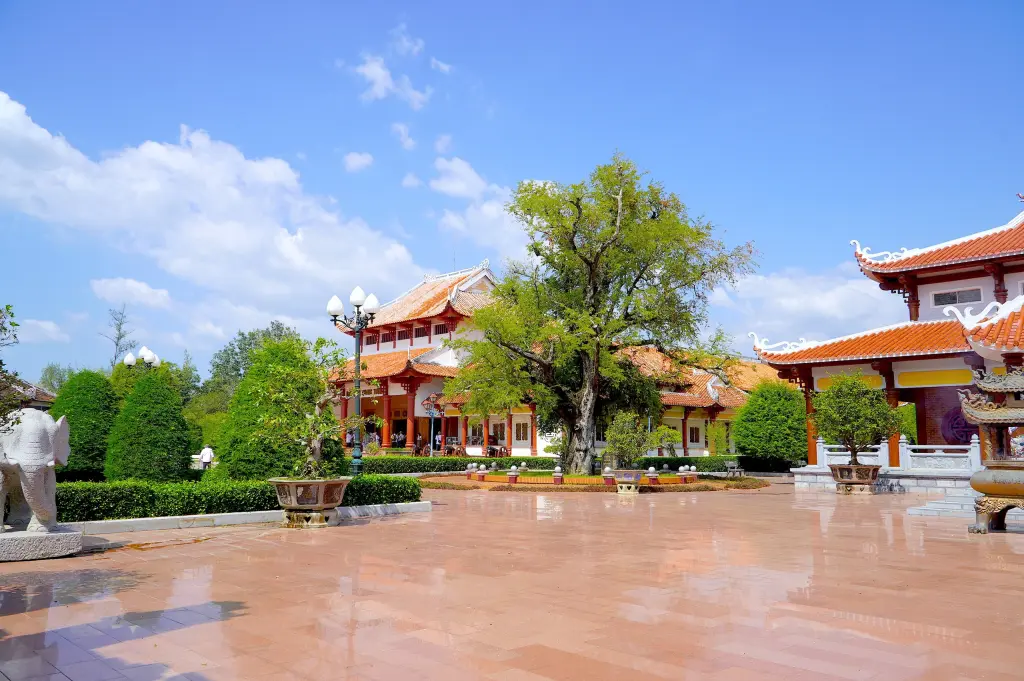 Khuôn viên Đền thờ Tây Sơn Tam Kiệt