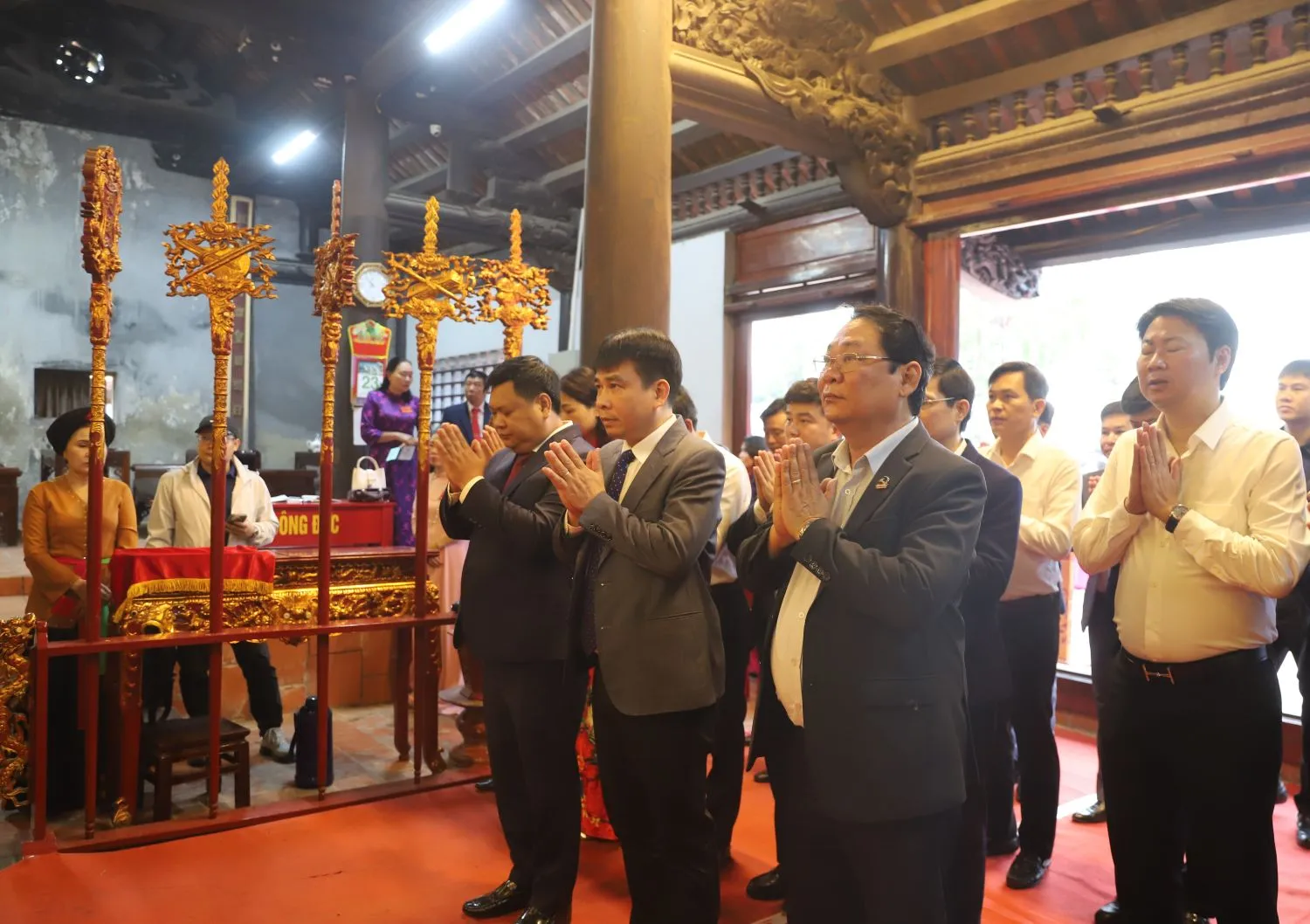 Dâng hương trước khi khai hội Lễ hội Vật làng Vĩnh Khê