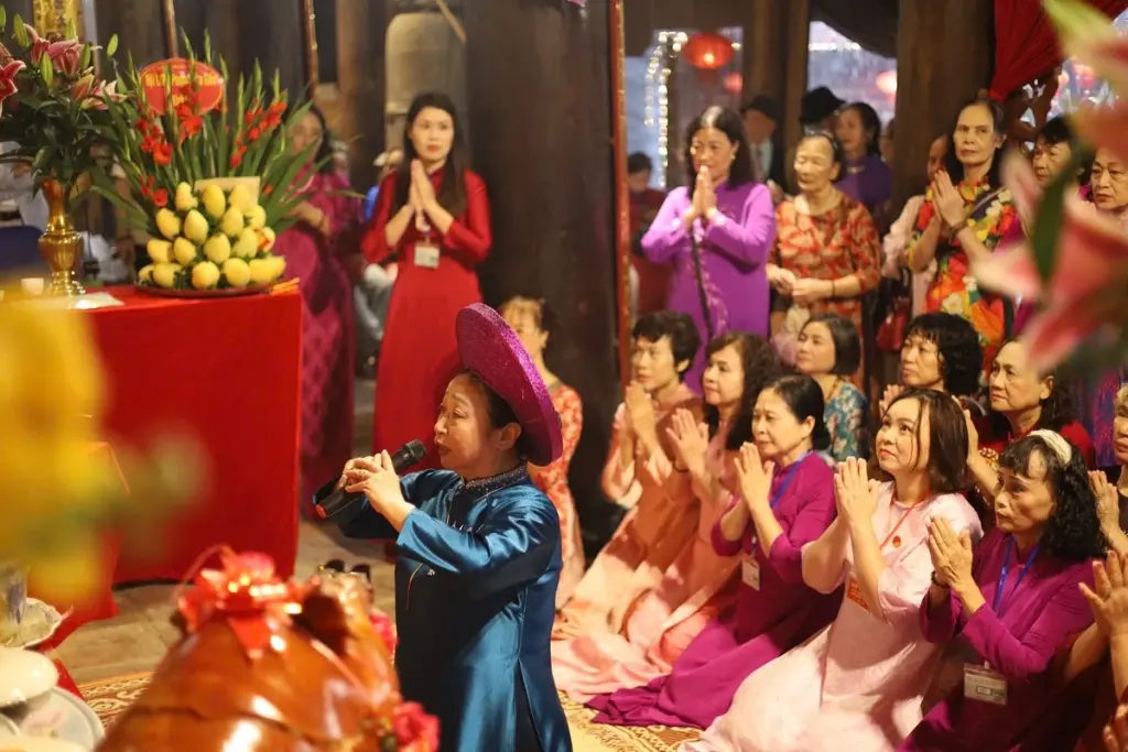 Nghi thức dâng hương trang nghiêm tại Hội đình Khương Thượng