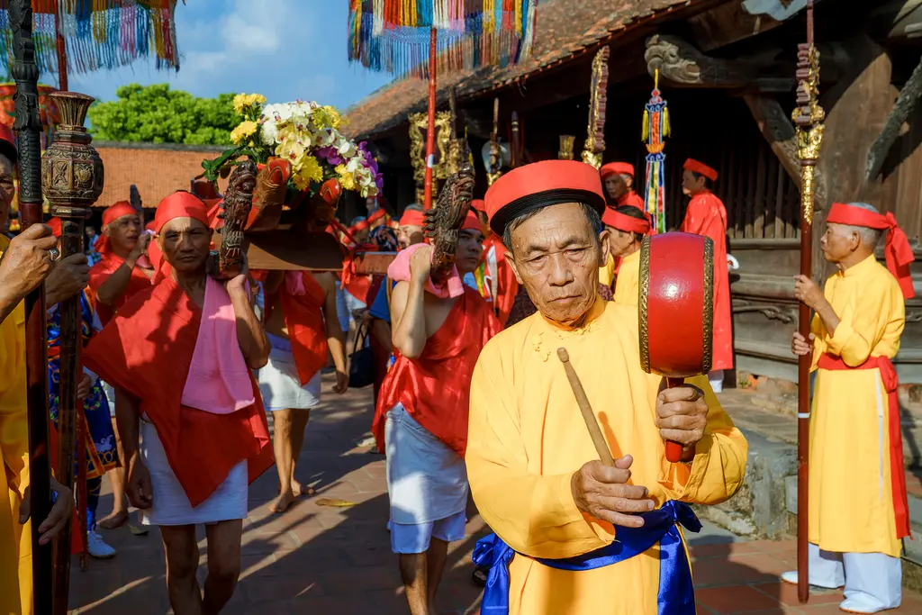 Cụ ông đánh trống trong lễ hội chùa Keo Thái Bình