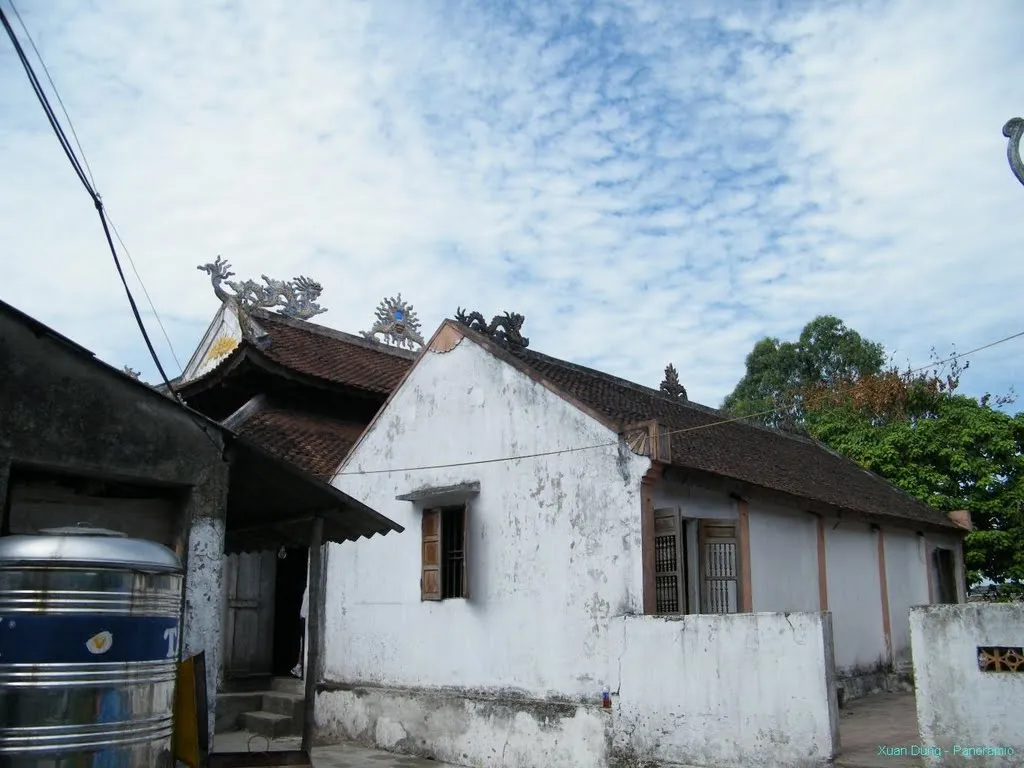 Khung cảnh tại Đền ông Hoàng Mười
