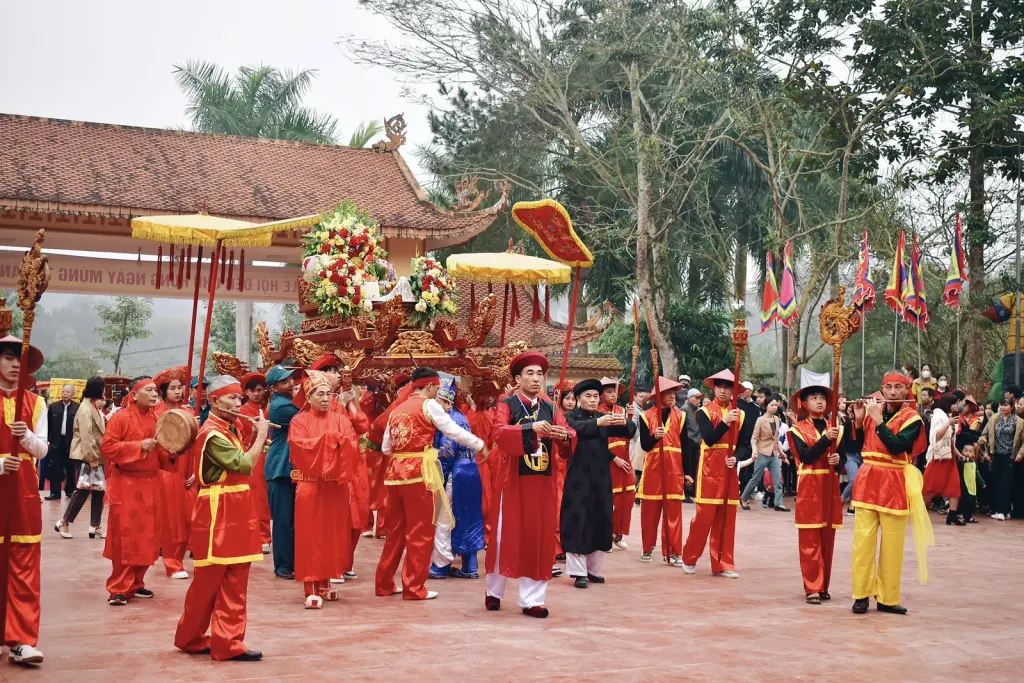 Đoàn rước Lễ hội đền Chu Hưng