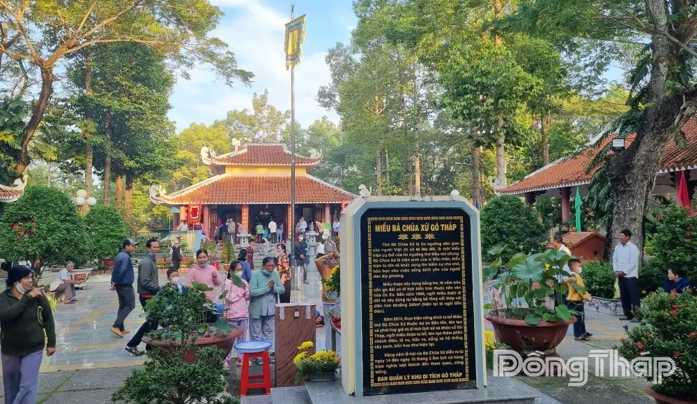 Người dân viếng, thắp hương tại Miếu Bà Chúa Xứ Gò Tháp