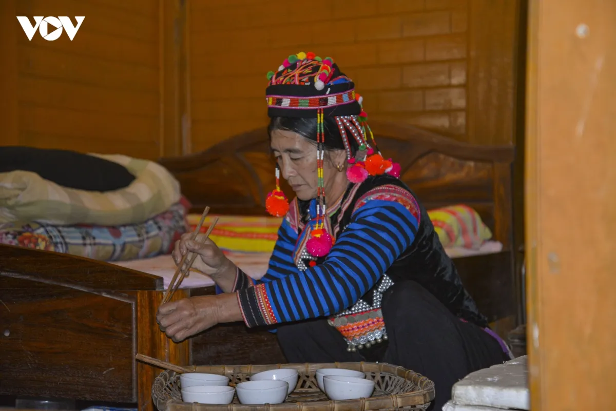 Nghi thức cúng tổ tiên, thần linh trong ngày đầu năm mới tại Lễ hội Tết cổ truyền (Hồ Sự Chà) của Dân tộc Hà Nhì