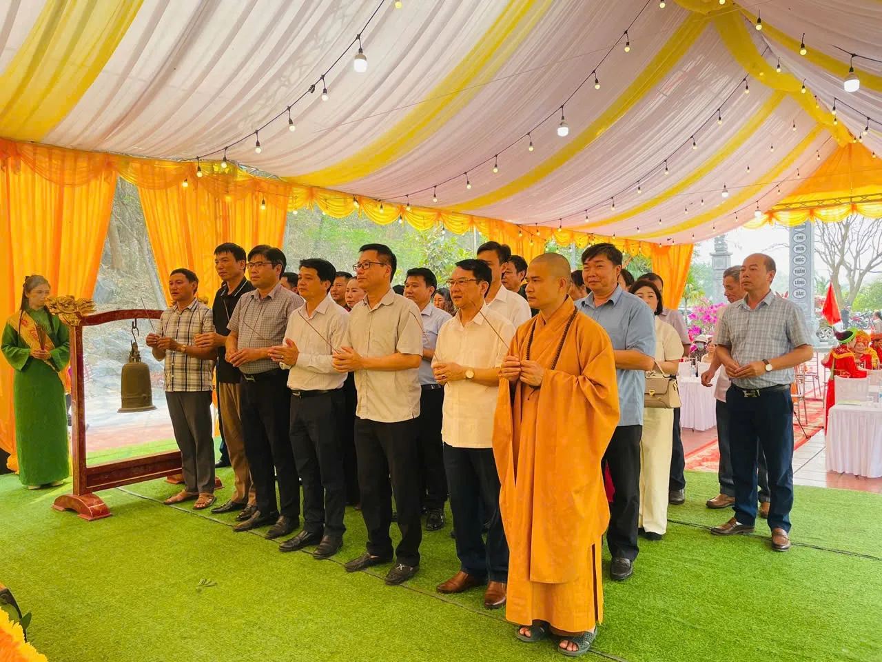 Các đồng chí lãnh đạo xã và đại biểu dâng hương tại Lễ hội Phủ Trèo