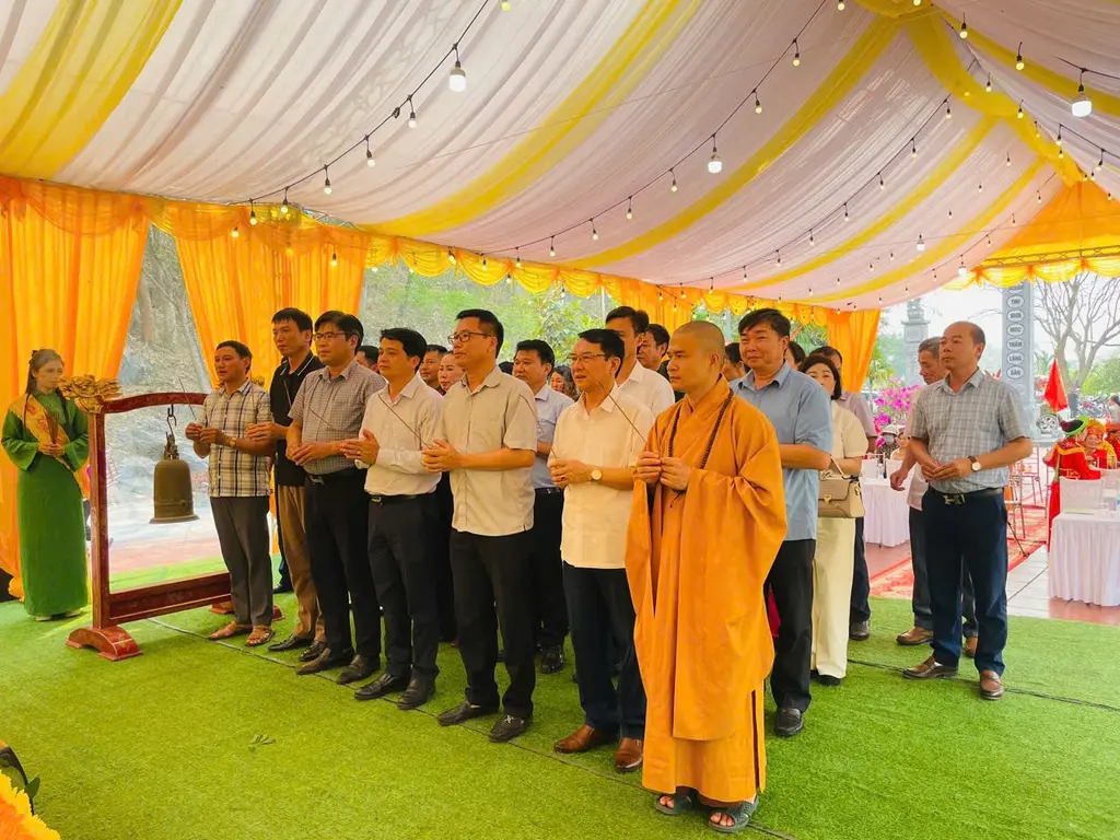 Các đồng chí lãnh đạo xã và đại biểu dâng hương tại Lễ hội Phủ Trèo