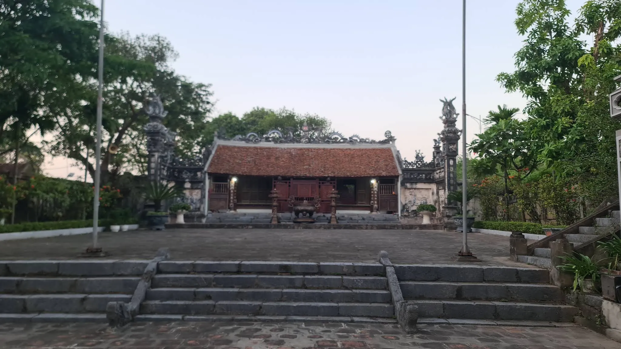 Đền Mậu Hoà nhìn chính diện