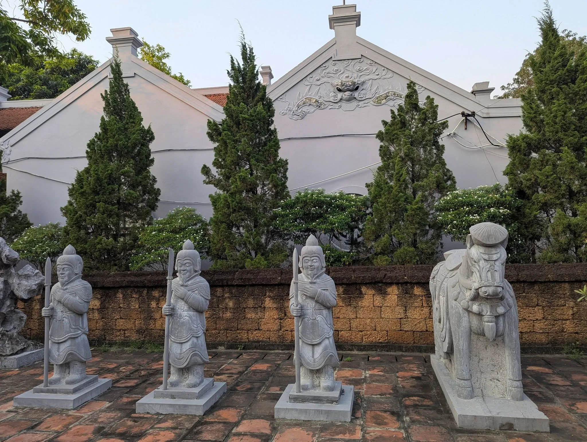 Tượng đá ở lăng Tô Vương trong đền Văn Hiến