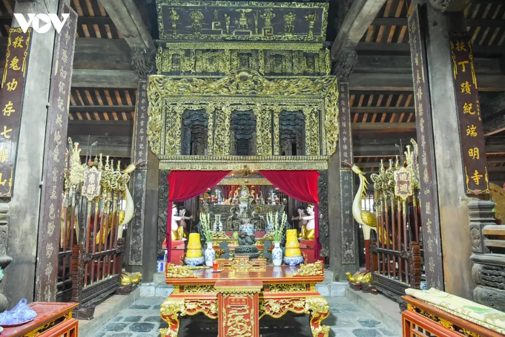 Cửa võng đình Thổ Hà bên trong 