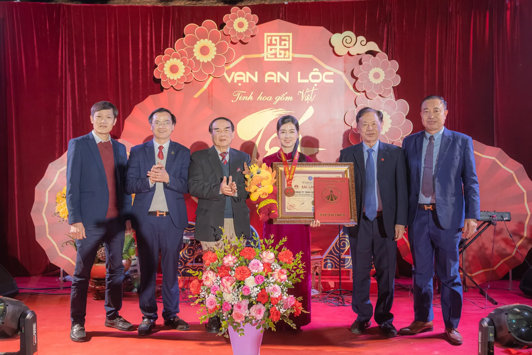 Trao bằng xác lập Kỷ lục Việt Nam đến Nghệ nhân Vũ Như Quỳnh