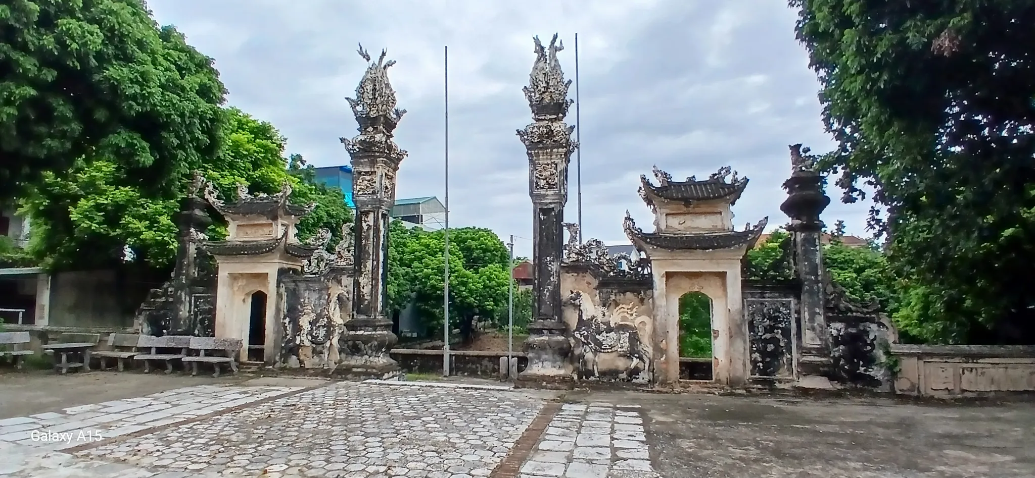 Cảnh quan biểu trụ cổng đình làng Long Châu Sơn