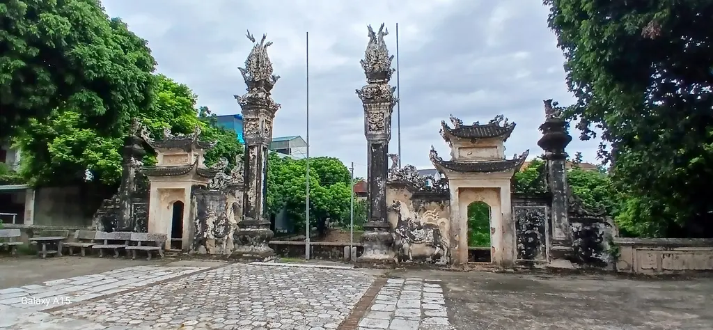 Cảnh quan biểu trụ cổng đình làng Long Châu Sơn