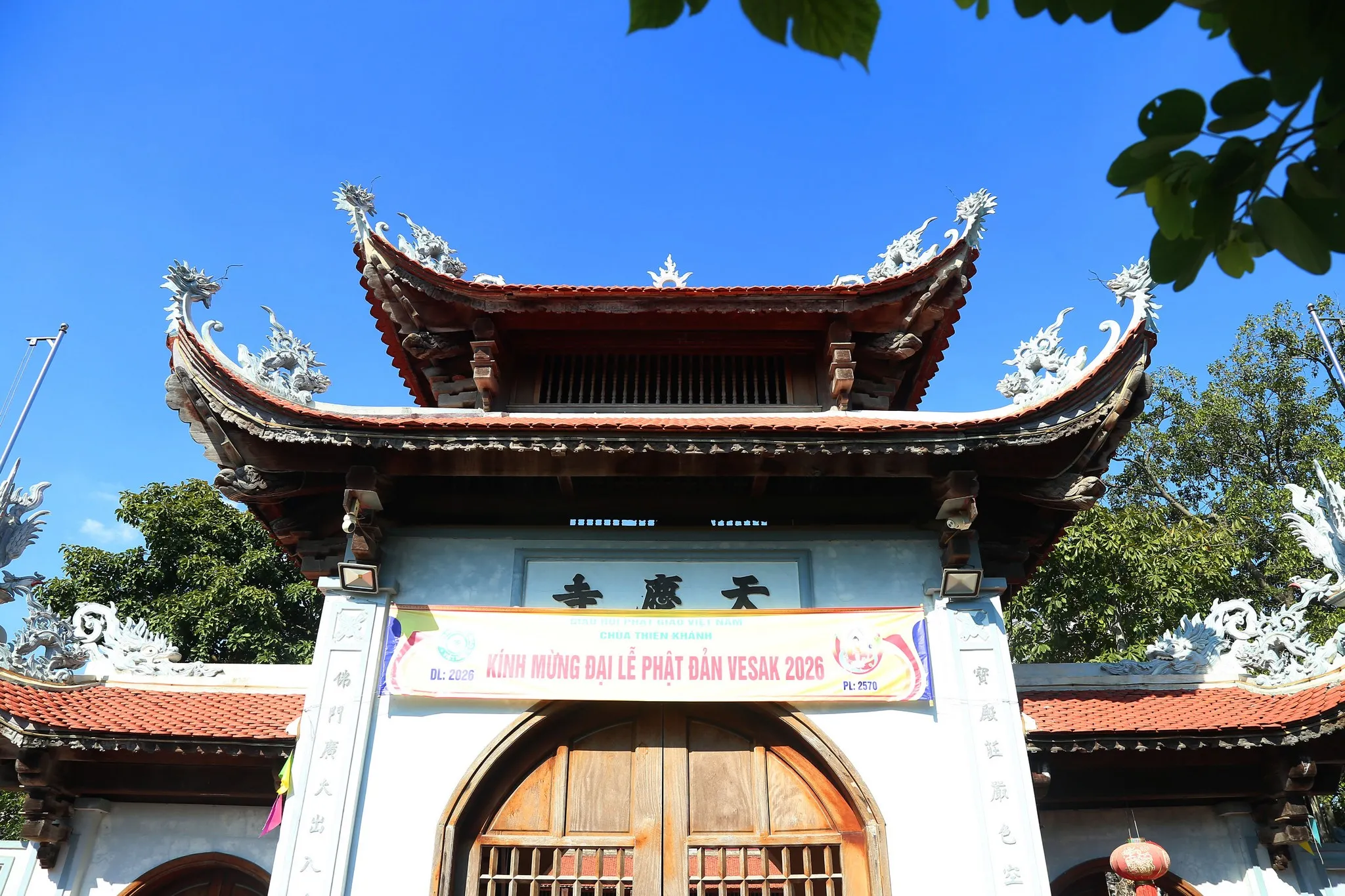 Mái cổng tam quan Chùa Thiên Khánh (Miêu Nha)