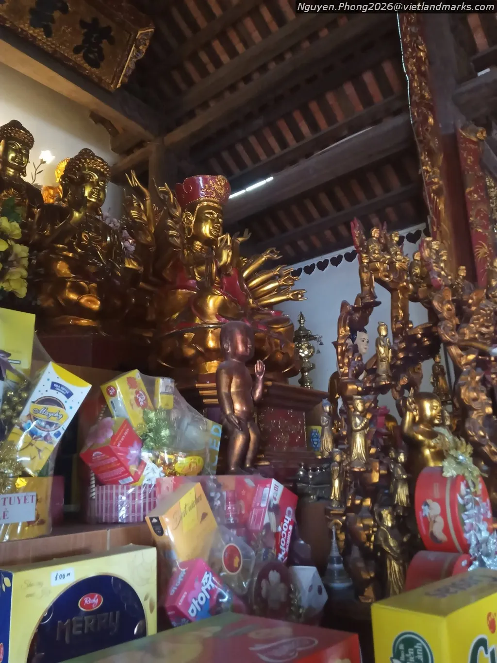 Ban thờ bên trong Chùa Mỹ Ả