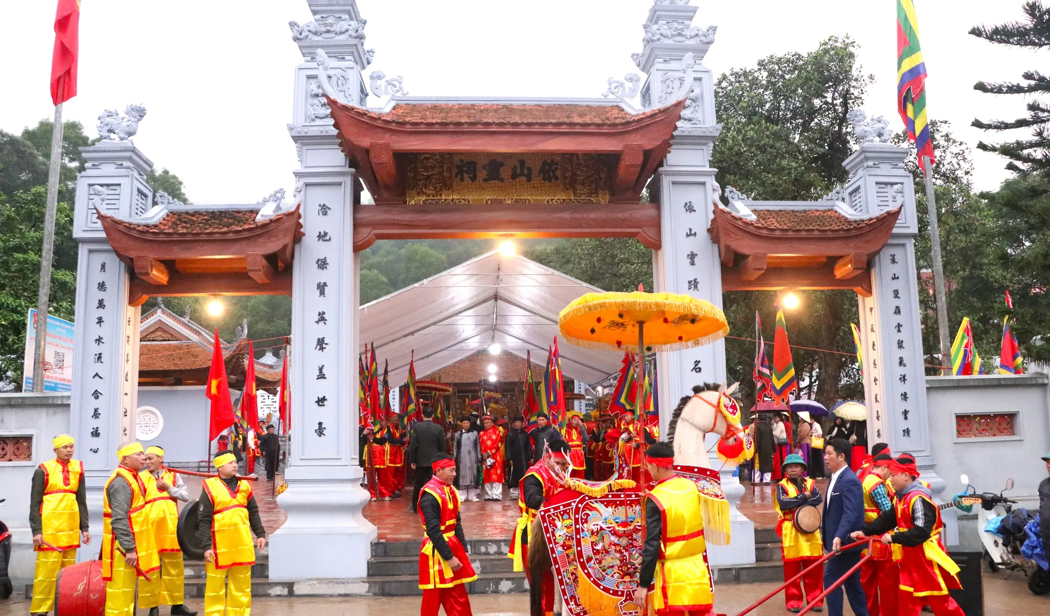 Khu cổng vào Đền Y Sơn mới được tôn tạo