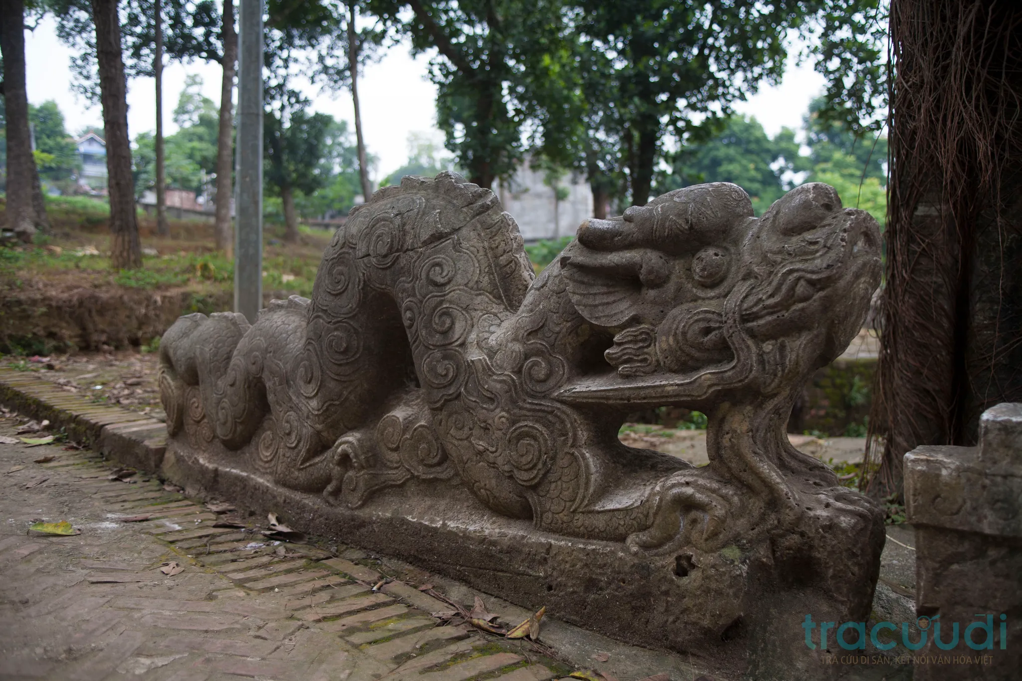 Rồng đá trên lối lên di tích Chùa Trăm Gian