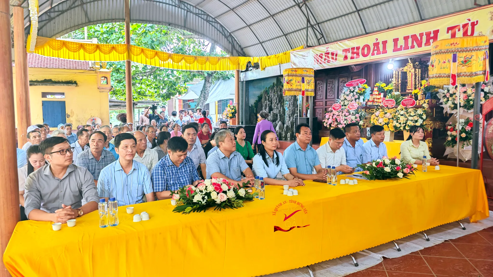 Các đồng chí lãnh đạo xã Quỳnh An về dự khai mạc Hội đền Mẫu Thoải