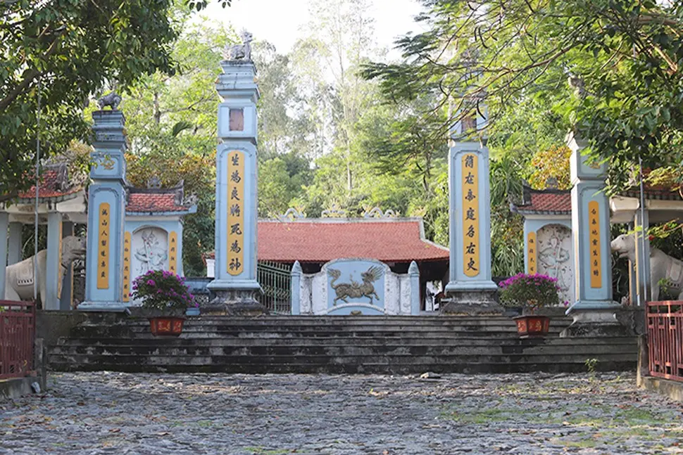 Cổng Đền thờ Đô Đài Bùi Cầm Hổ