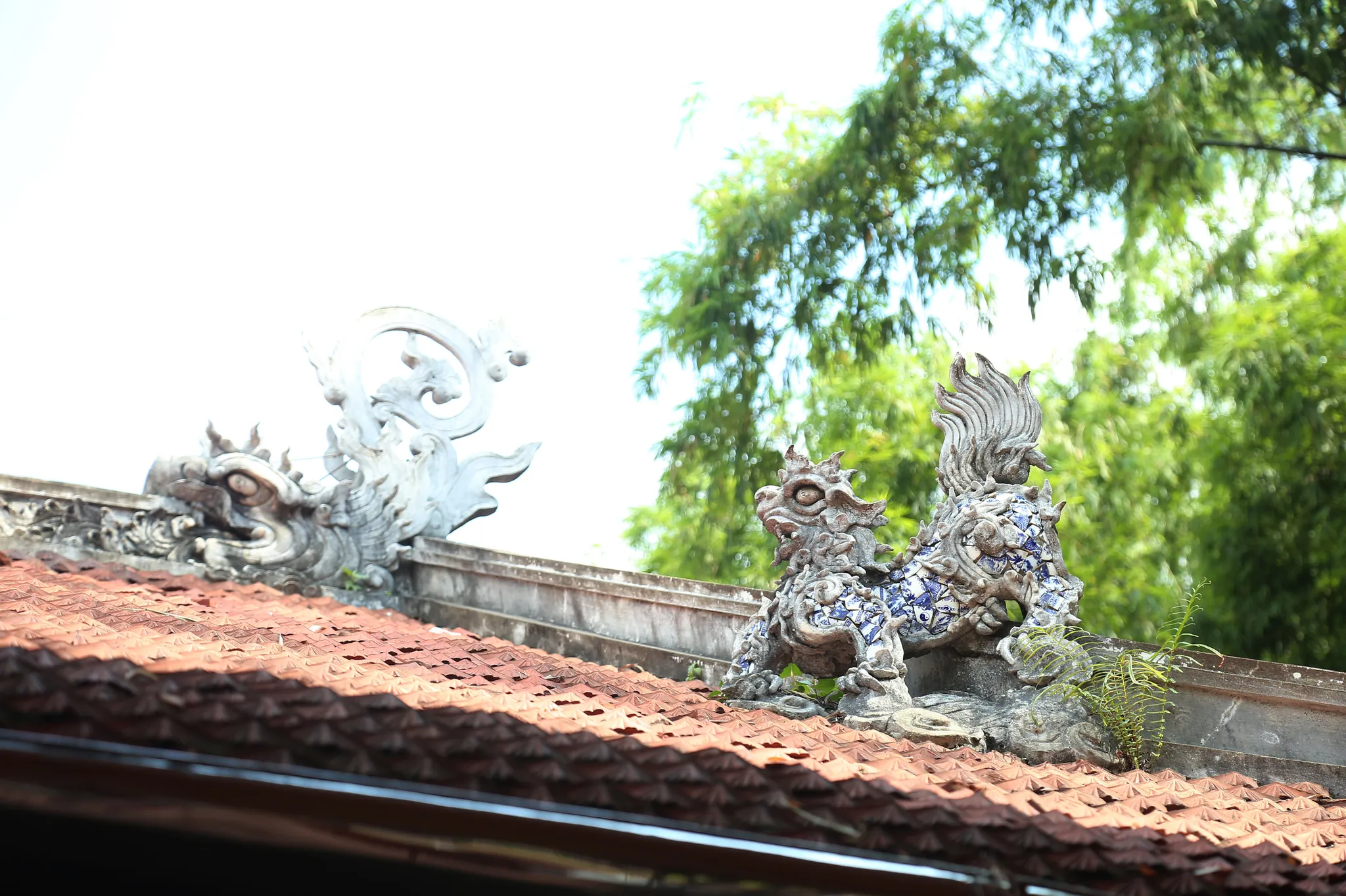 Tạo hình linh vật nghê trên mái chuông chùa Linh Ứng