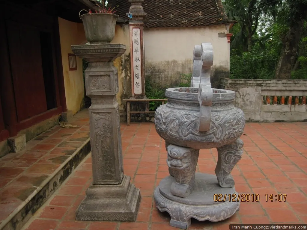 Lư hương đá tại Chùa Bảo Lâm