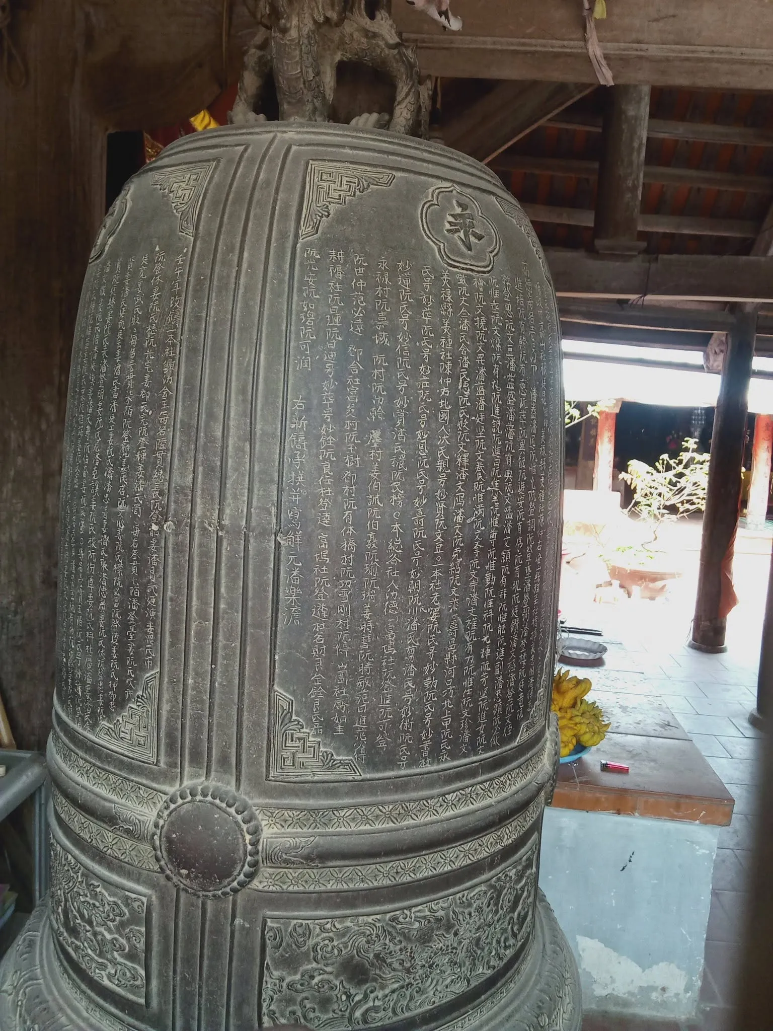 Chuông đồng trong đình Hữu Bằng