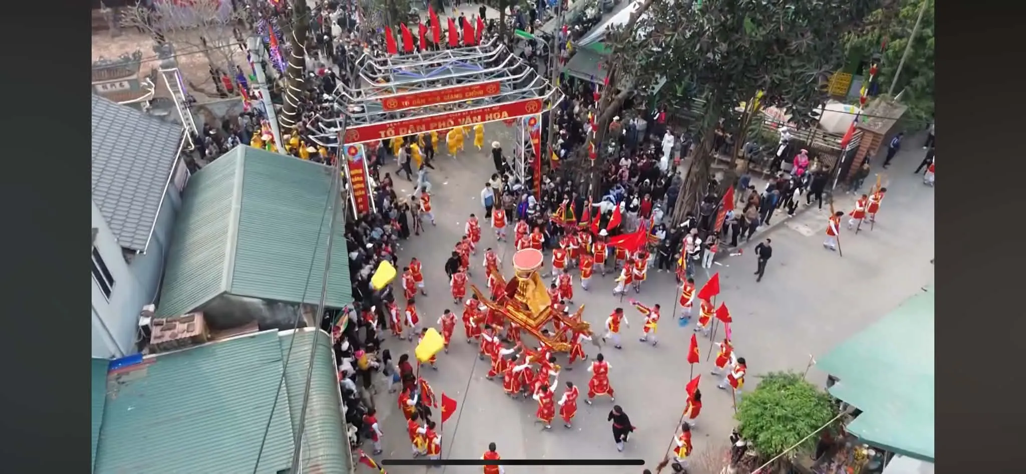 Đoàn rước kiệu Hội làng Giang Chính nhìn từ trên cao