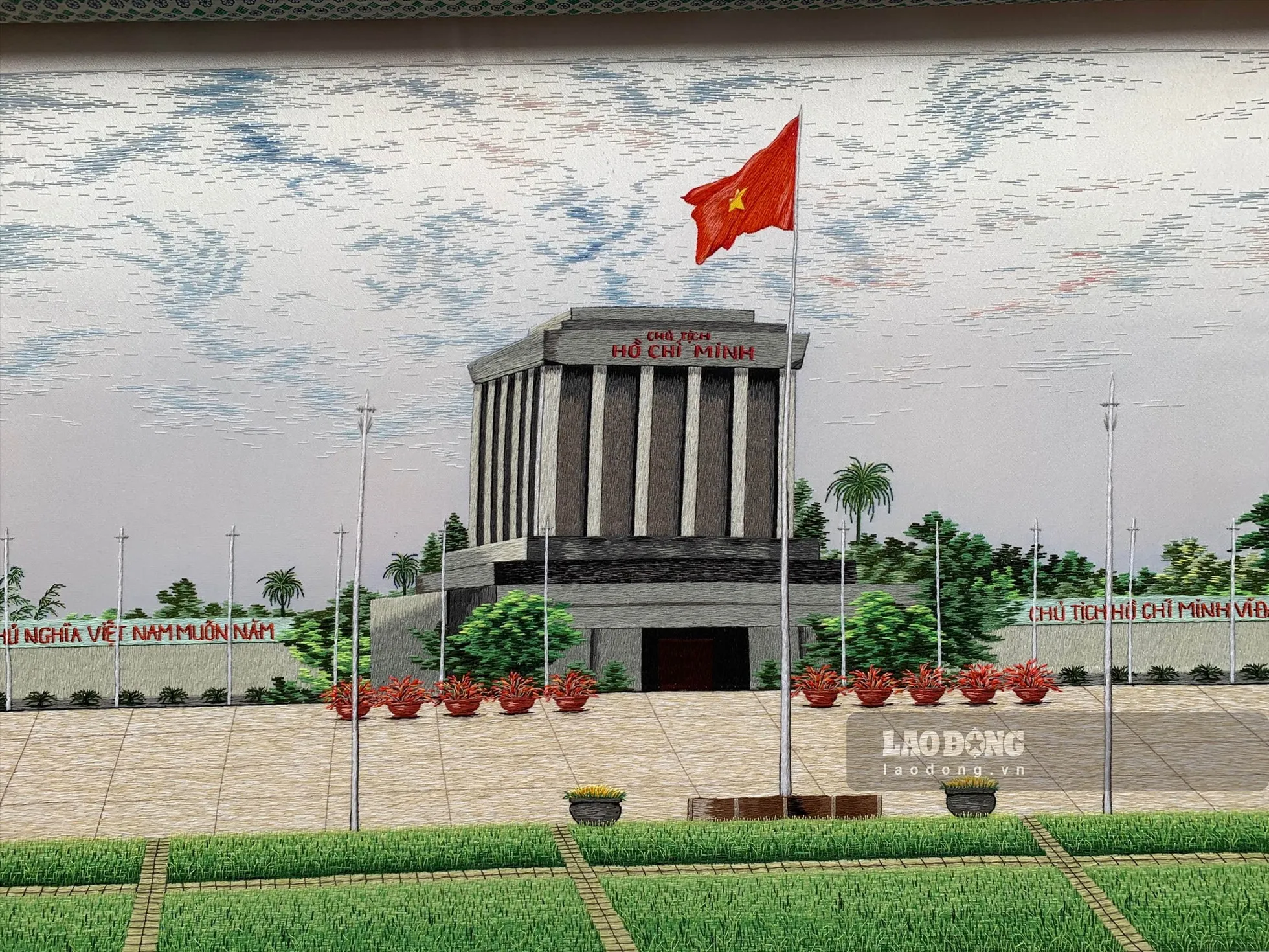 Tác phẩm Lăng Bác được các nghệ nhân Xuân Nẻo thực hiện trong suốt 1 tháng đang dần được hoàn thiện