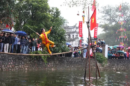 Trò chơi "Đi cầu khỉ đập niêu" tại hội chùa Bối Khê