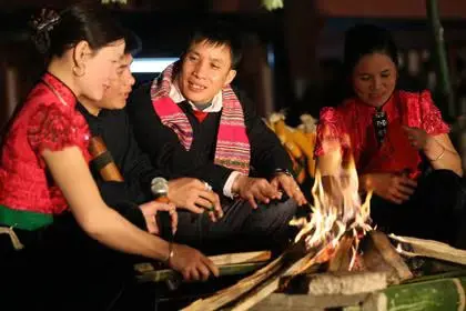 Chàng trai cô gái Thái tìm hiểu nhau trên sàn Hạn Khuống