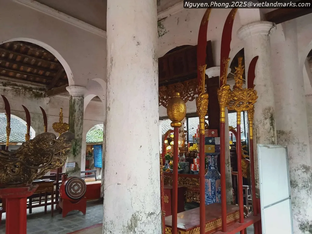Không gian bên trong Đền Xám