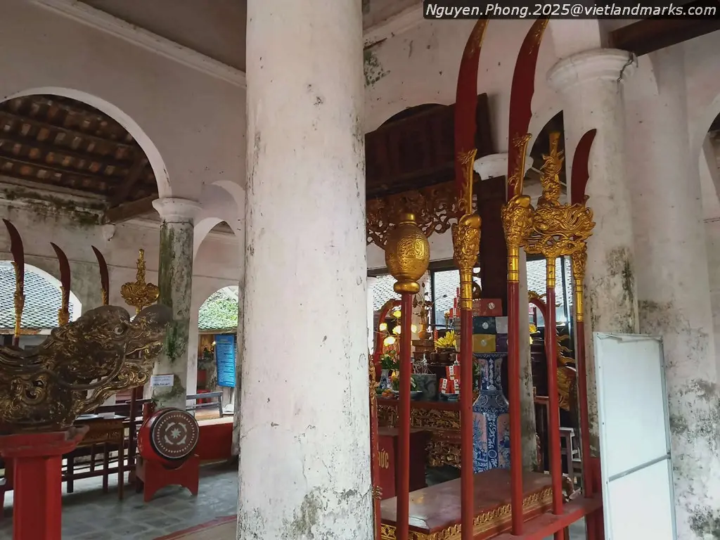 Không gian bên trong Đền Xám