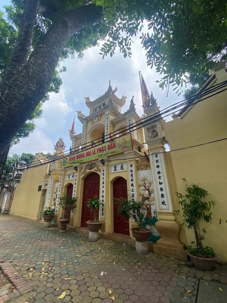 Cổng tam quan Chùa pháp Hoa