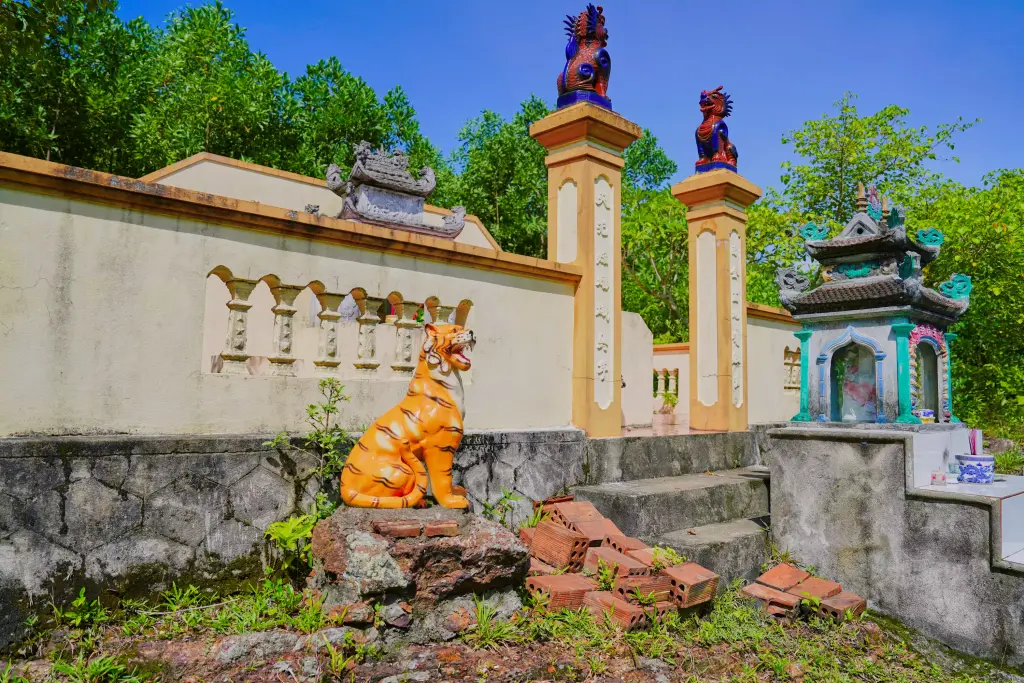 Cảnh quan di tích Núi Thiên Nhẫn Và Thành Lục Niên