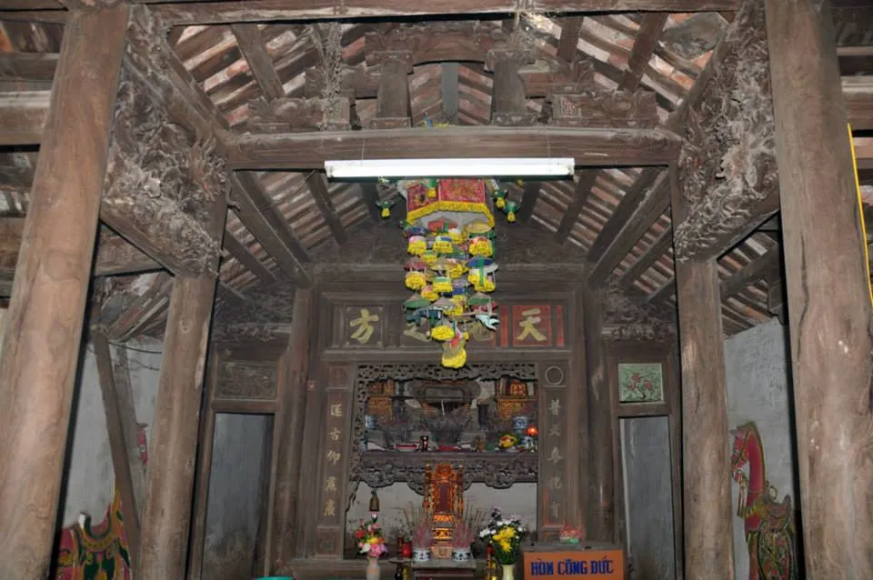 Không gian bên trong Miếu Nứa