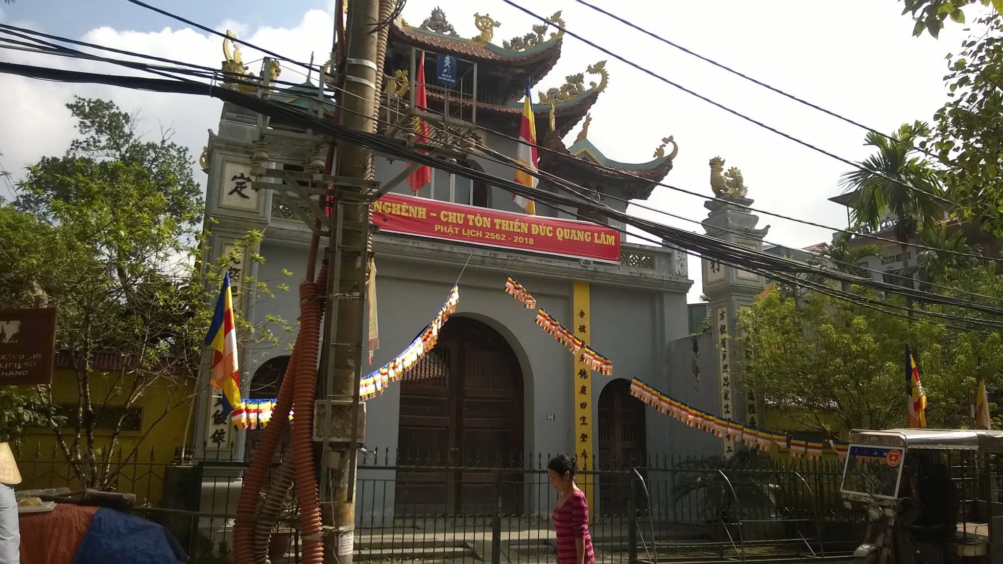Cổng tam quan di tích Chùa Sùng Quang