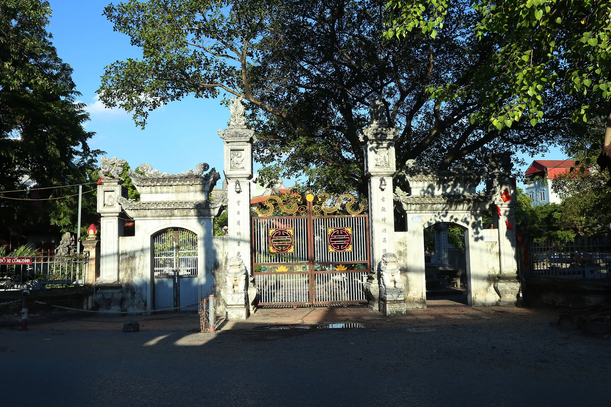 Cổng đình Ngọc Mạch
