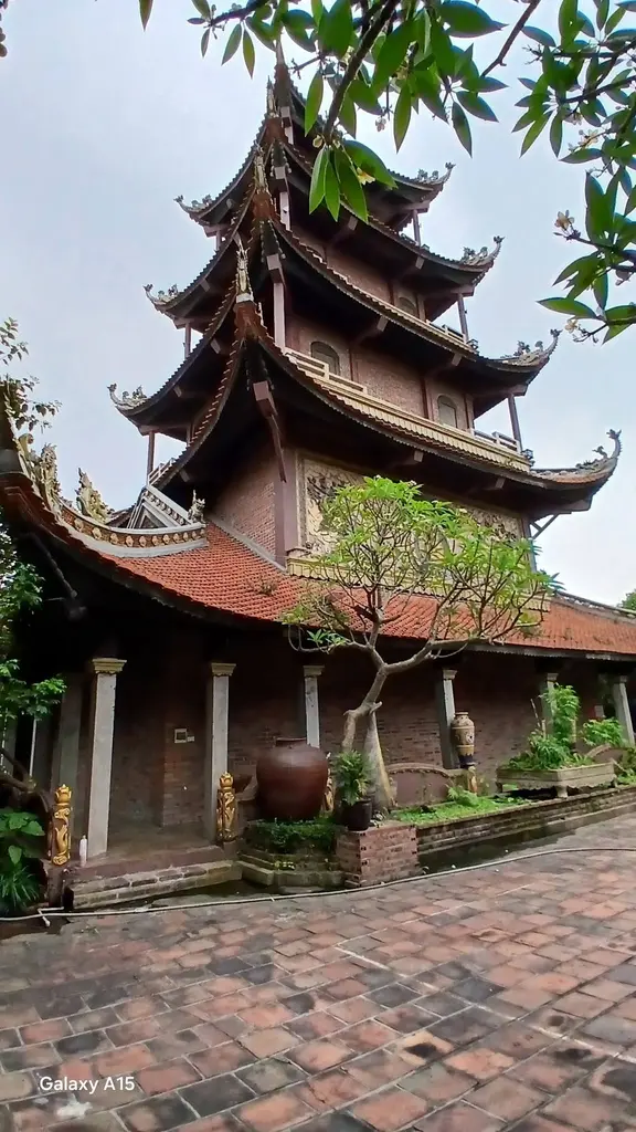 Kiến trúc phía bên hông toà tháp chùa Tiêu Dao