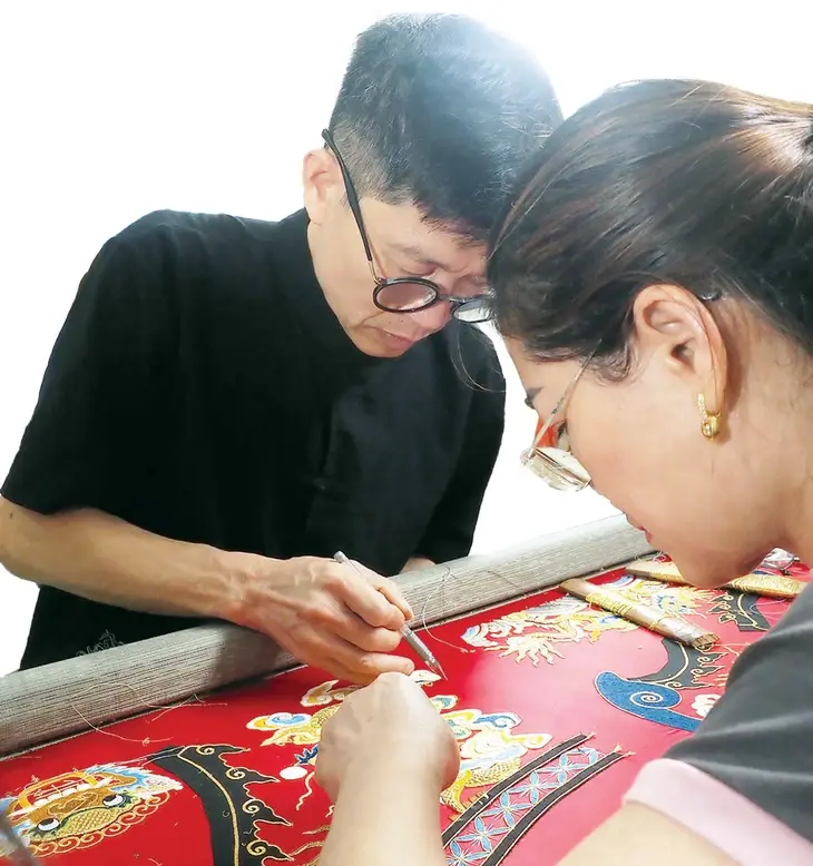 Nghệ nhân Vũ Văn Giỏi hướng dẫn kỹ thuật thêu.