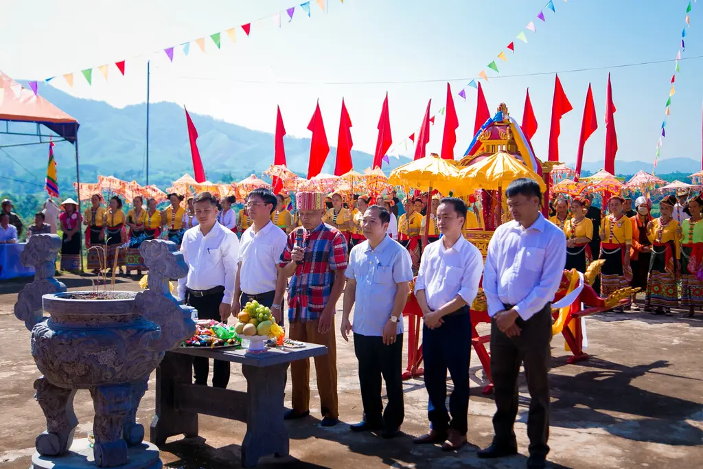 Thầy mo cùng đại diện lãnh đạo địa phương làm lễ tại Lễ Hội Bươn Xao