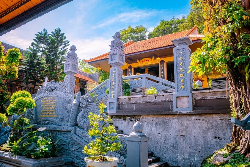 Quang cảnh tại Chùa Phù Dung