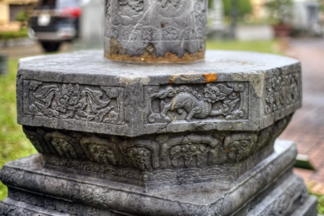 Phần bệ cây hương đá Chùa Tứ Kỳ